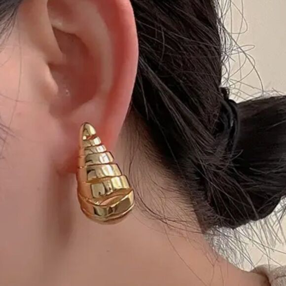 Gold bubble drop earring. So beautiful. Resemble BV - Picture 2 of 3